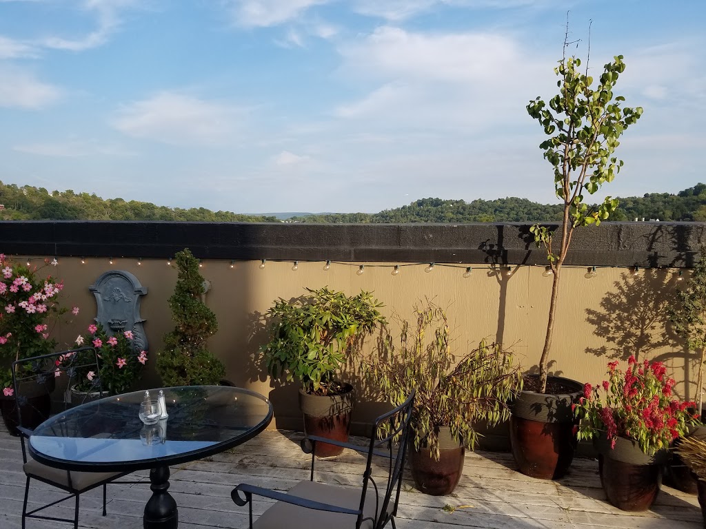 The Montmartre | restaurant | 5412, 127, High St, Morgantown, WV 26505, USA | 3042914222 OR +1 304-291-4222