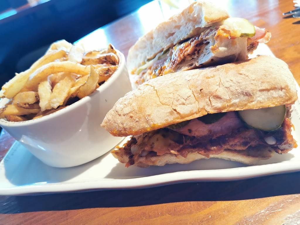 Billys Taphouse | restaurant | 305 Talbot St N, Essex, ON N8M 2E2, Canada | 5197767094 OR +1 519-776-7094