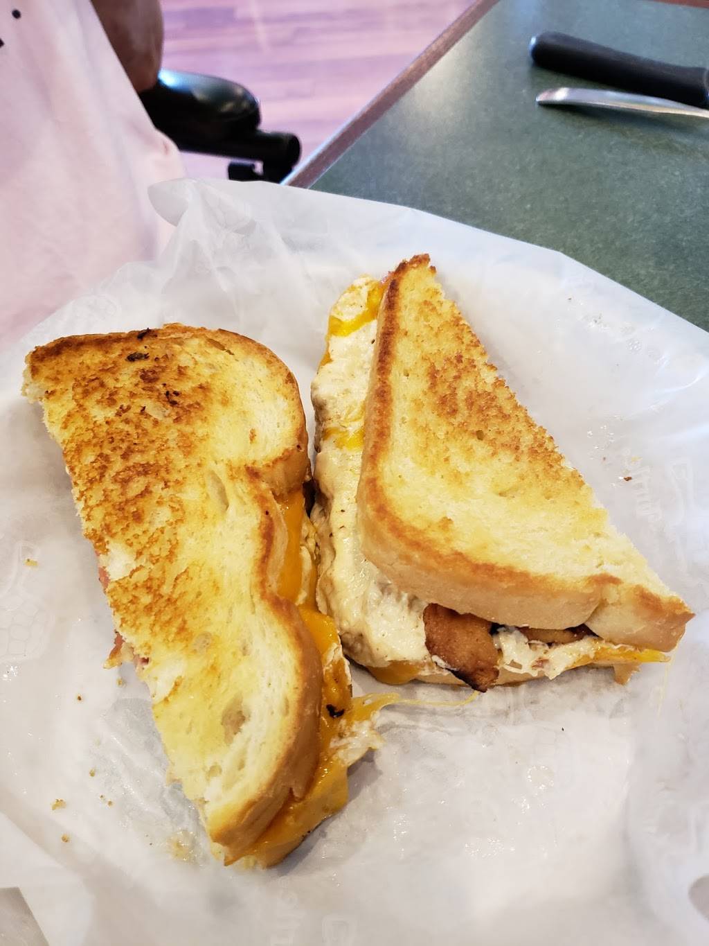 The Greene Turtle Sports Bar & Grille | restaurant | 18101 Town Center Dr, Olney, MD 20832, USA | 3015700343 OR +1 301-570-0343