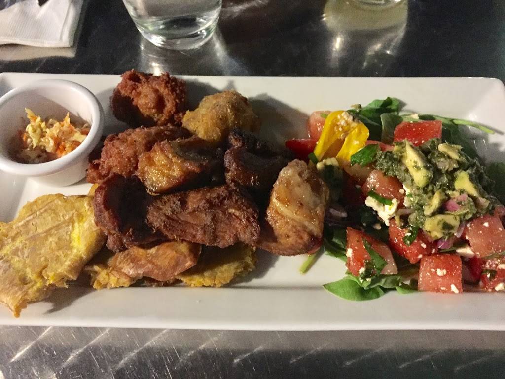 Bistro La Coquille | restaurant | 209 Boulevard des Laurentides, Laval, QC H7G 2T7, Canada | 4509335009 OR +1 450-933-5009