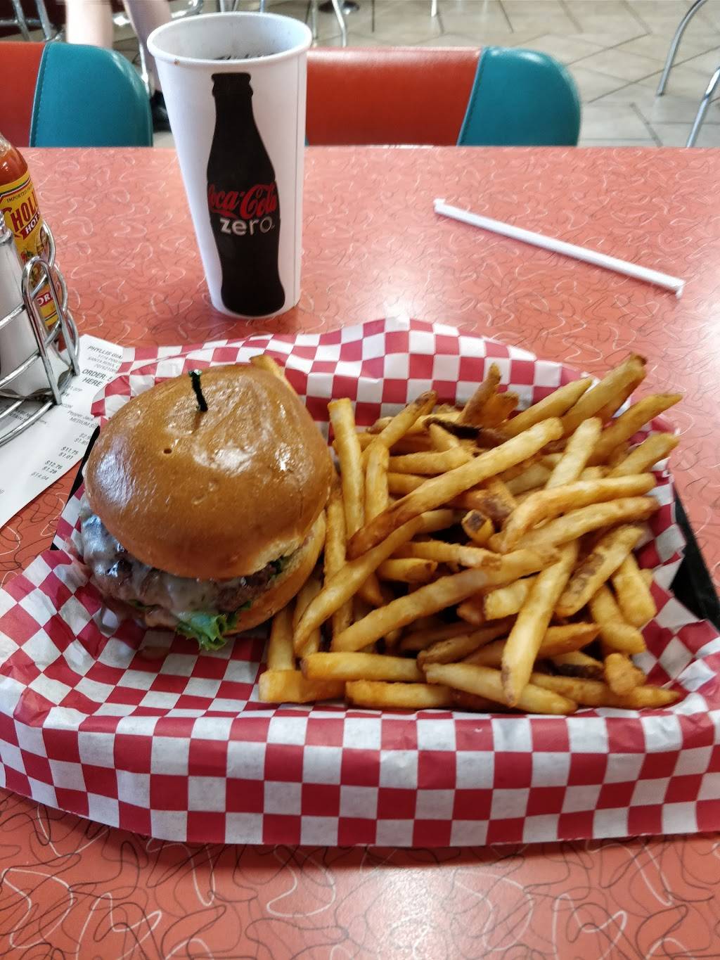 Phyllis Giant Burgers | restaurant | 1774 Piner Rd, Santa Rosa, CA 95403, USA | 7075210890 OR +1 707-521-0890