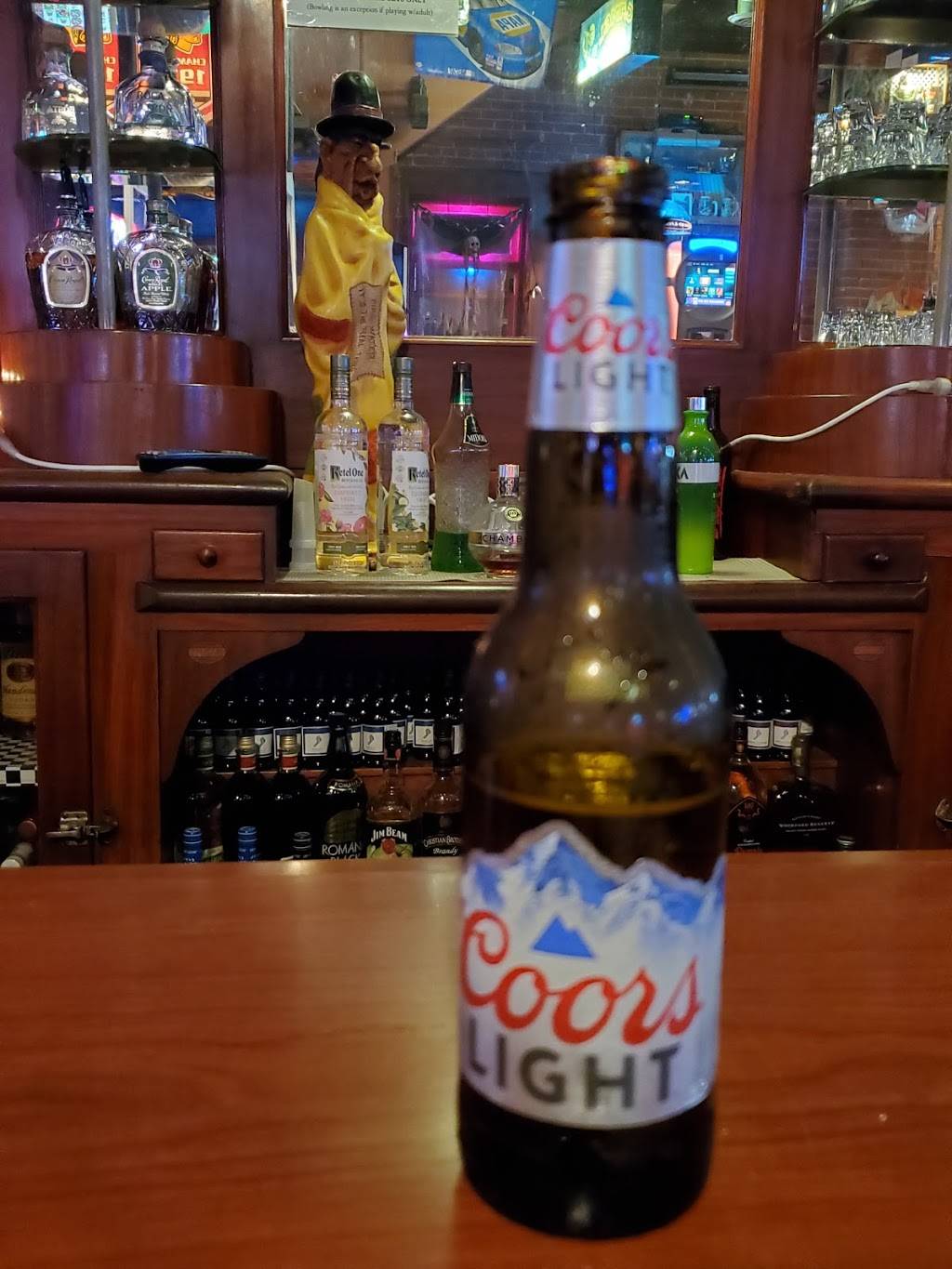 J & Ks Half Moon Tavern | restaurant | 120 W Lincoln Ave, Hinckley, IL 60520, USA | 8152867303 OR +1 815-286-7303