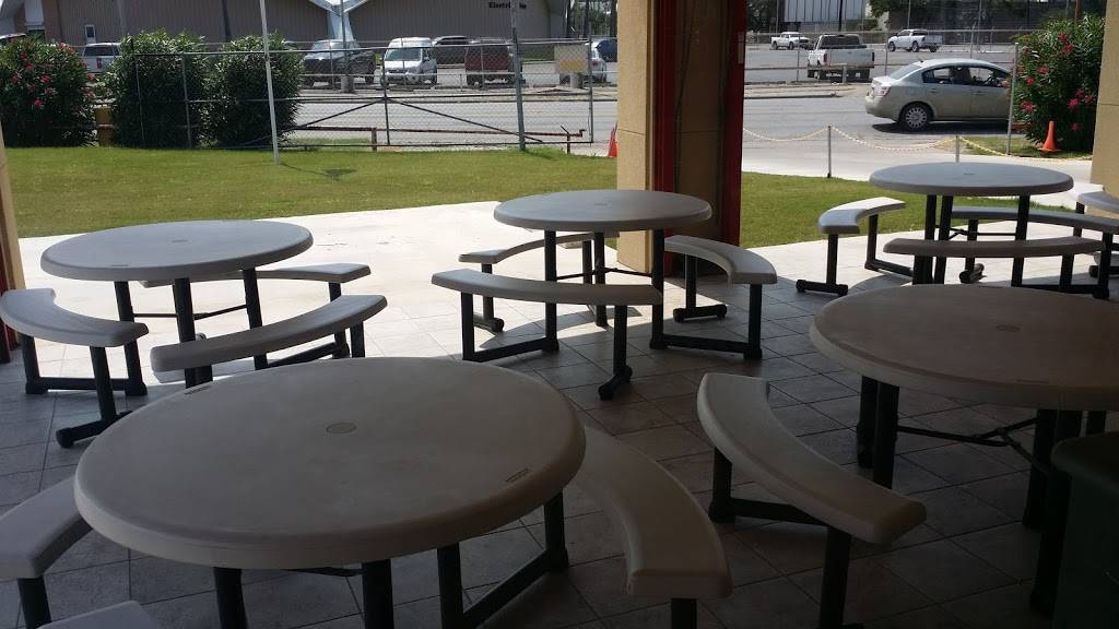 Vicks Famous Hamburgers | restaurant | 618 N Port Ave, Corpus Christi, TX 78408, USA | 3618825082 OR +1 361-882-5082