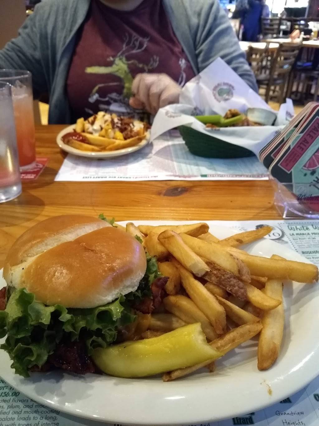 Winking Lizard | restaurant | 1301 E 9th St, Cleveland, OH 44114, USA | 2162974490 OR +1 216-297-4490