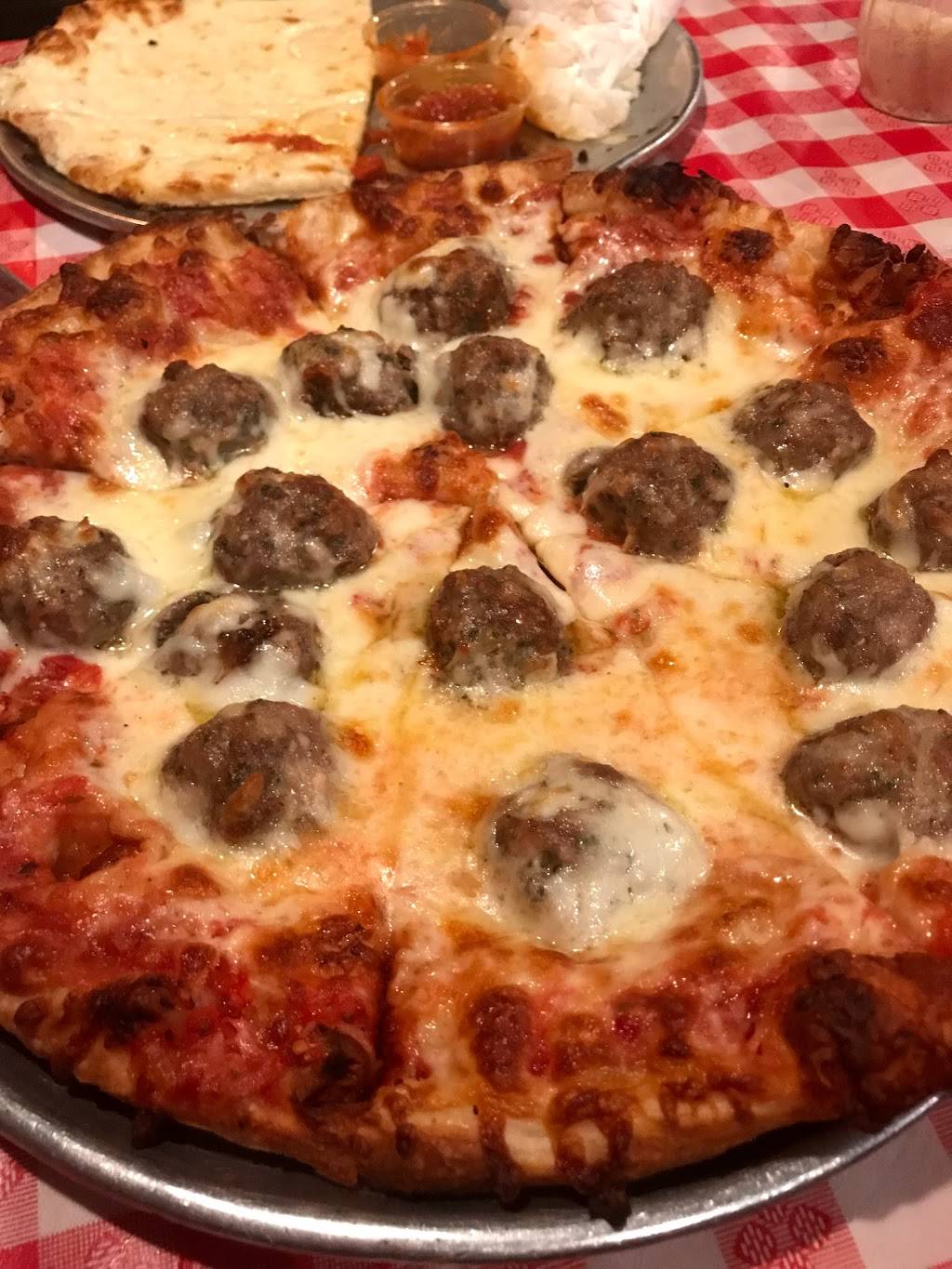 Ferraros Pizzeria & Pub | restaurant | 111 Jackson Ave, Memphis, TN 38103, USA | 9015222033 OR +1 901-522-2033