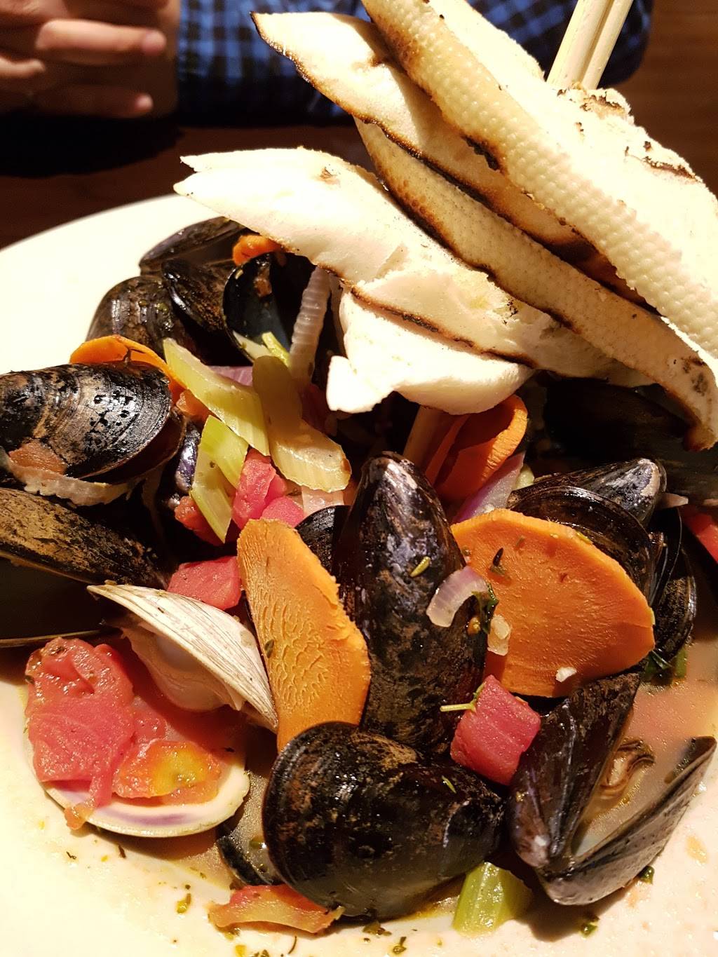 The Oyster Farm Seafood Eatery | restaurant | 500 Marina Village Circle, Building 900, Cape Charles, VA 23310, USA | 7573318660 OR +1 757-331-8660