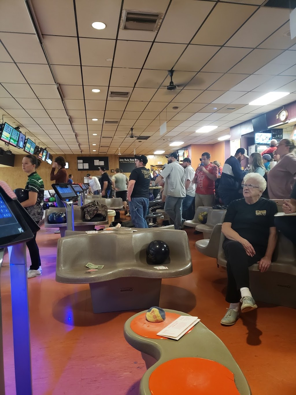 Leisure Lanes | restaurant | 2308 6th Ave, Monroe, WI 53566, USA | 6083288135 OR +1 608-328-8135