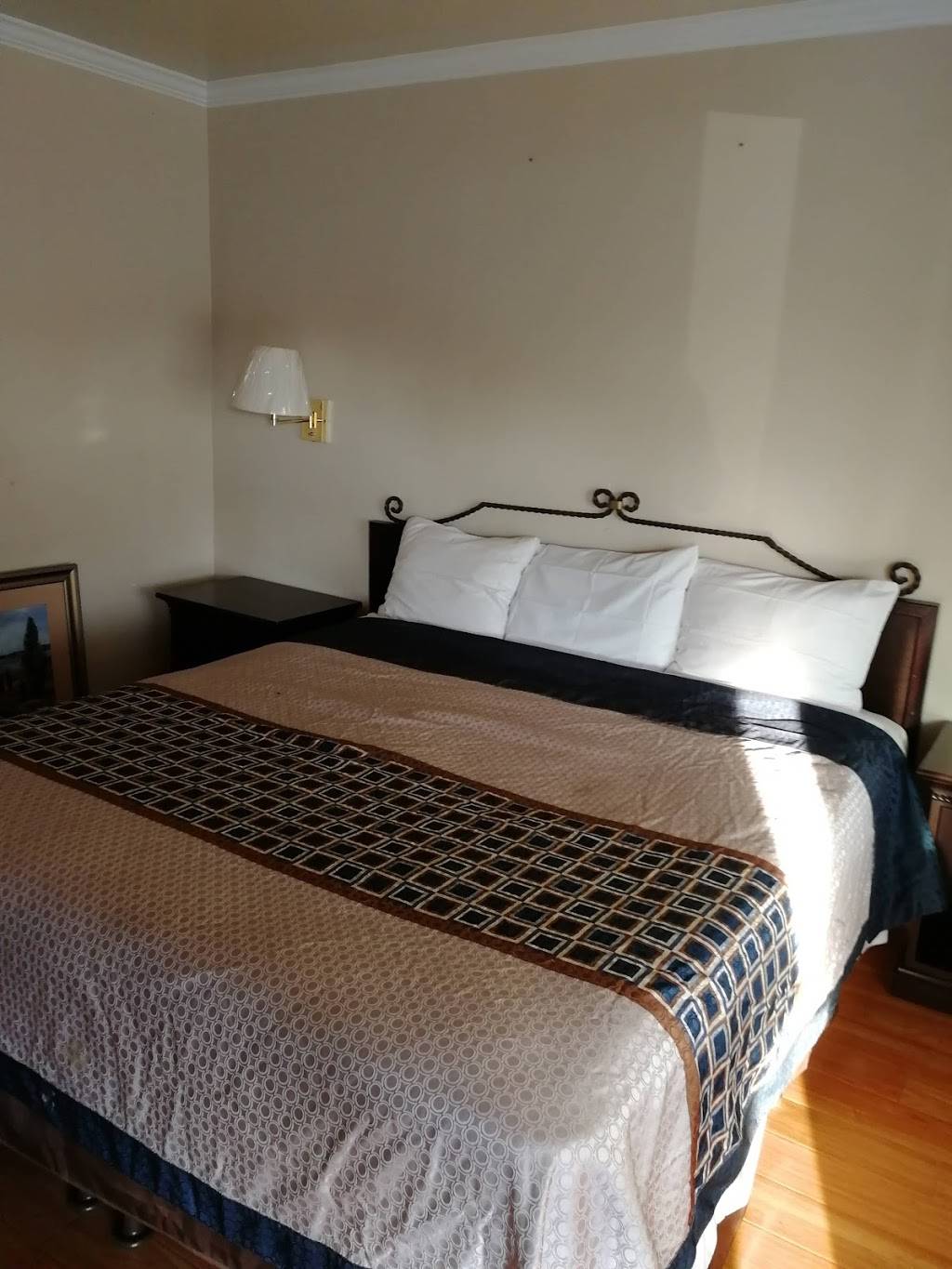 Casa Verde Inn | restaurant | 2113 N Fremont St, Monterey, CA 93940, USA | 8313755407 OR +1 831-375-5407