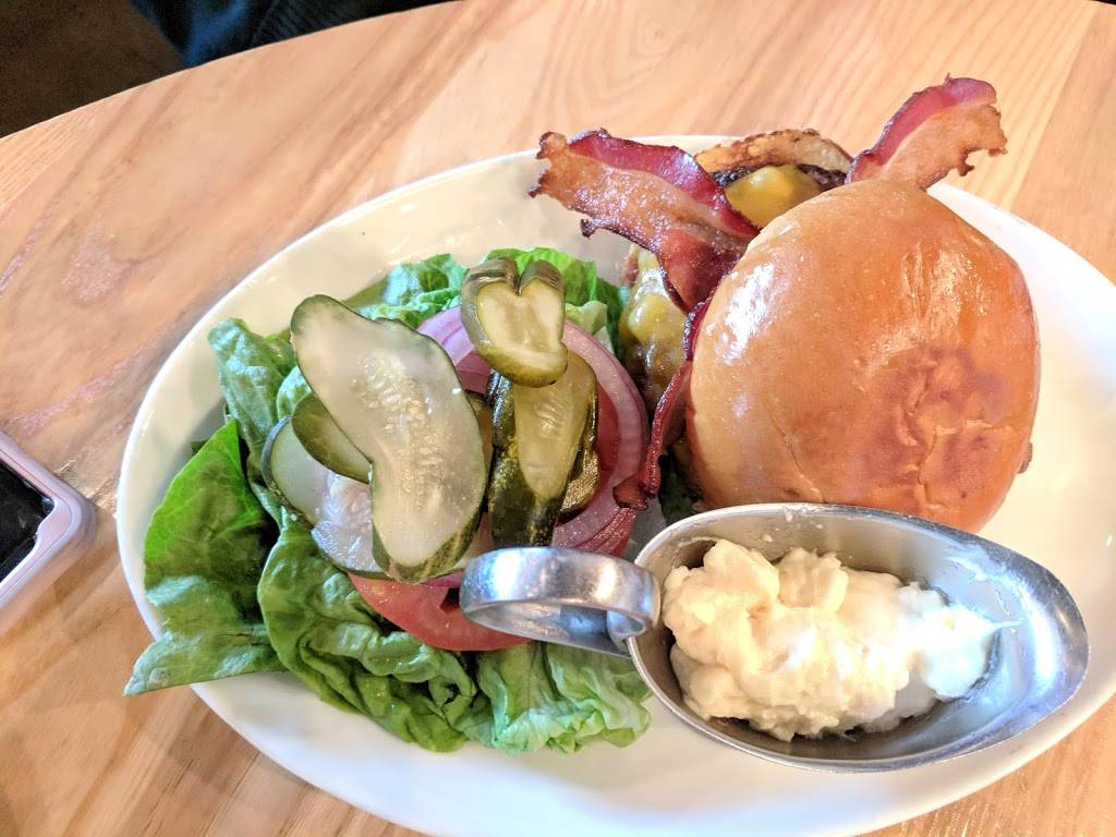 The Hall Bar & Grill | restaurant | 3011 Gulden Ln #109, Dallas, TX 75212, USA | 2143086720 OR +1 214-308-6720