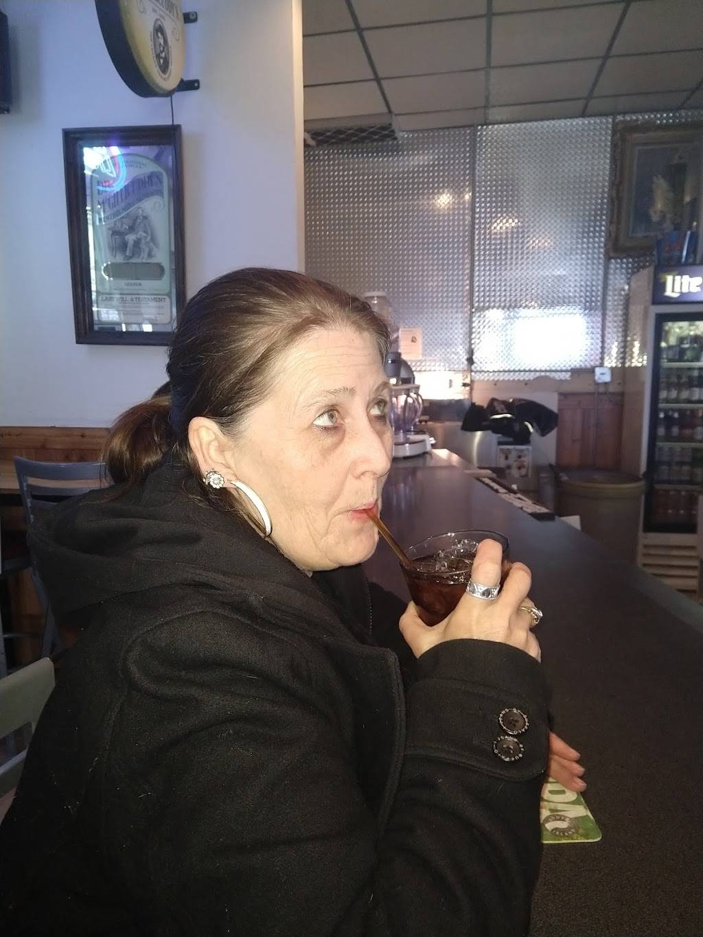 Cubby Hole Bar & Grill | restaurant | 1570 Elizabeth St, Green Bay, WI 54302, USA | 9204377078 OR +1 920-437-7078