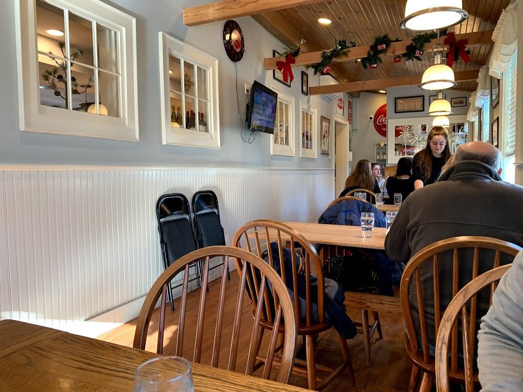 Dots | restaurant | 3 W Main St, Wilmington, VT 05363, USA | 8024647284 OR +1 802-464-7284