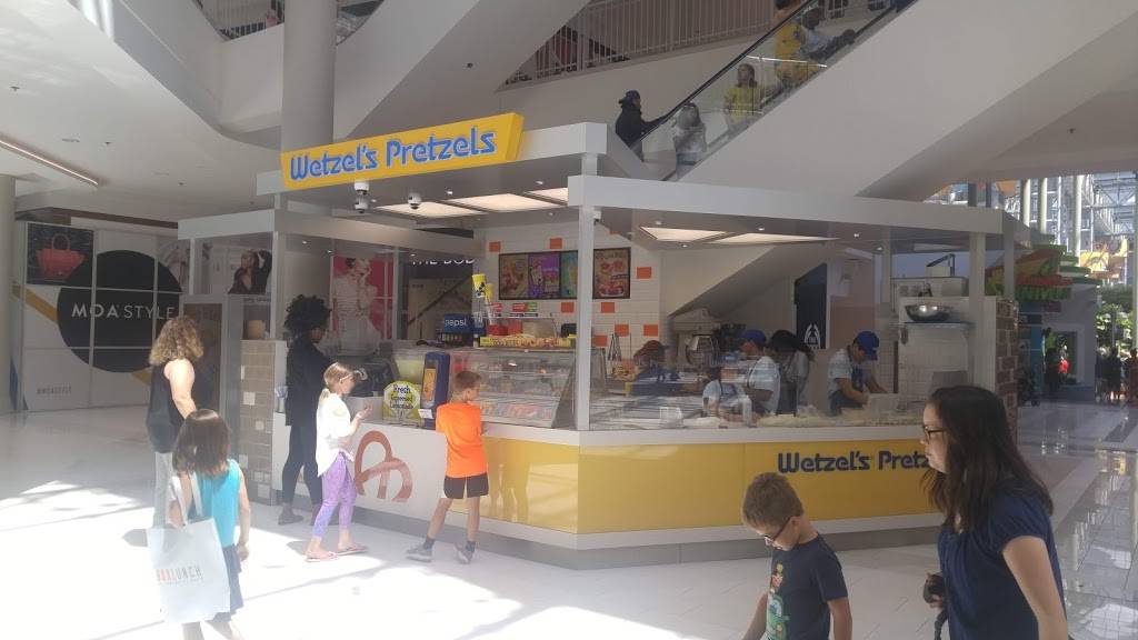Wetzels Pretzels | restaurant | 60 E Broadway, Bloomington, MN 55425, USA | 9524267694 OR +1 952-426-7694