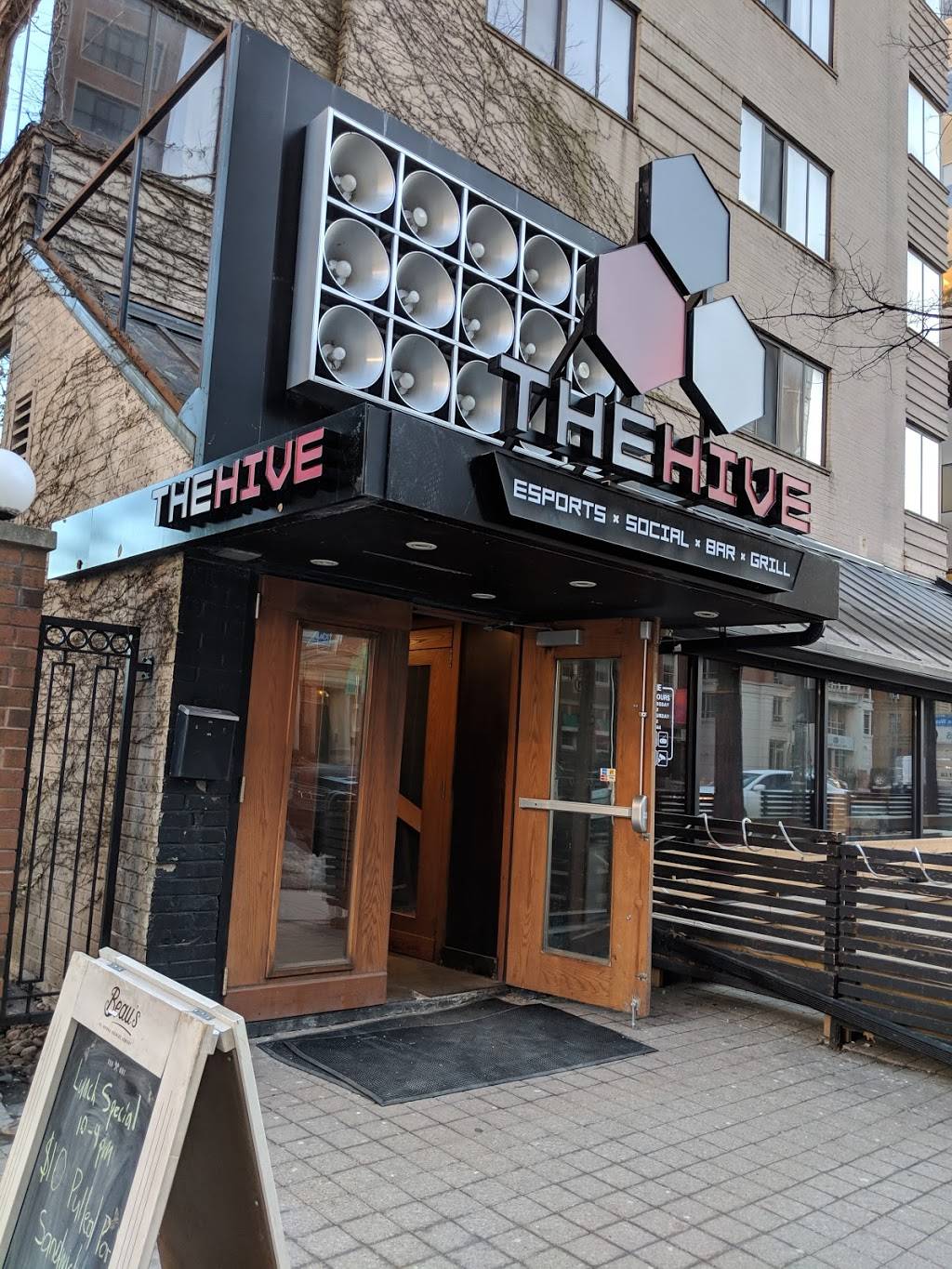 The Hive Esports | restaurant | 49 St Clair Ave W, Toronto, ON M4V 1L3, Canada | 6473486344 OR +1 647-348-6344