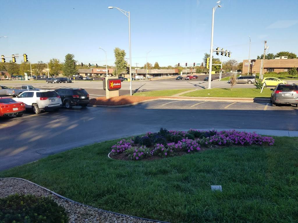 Hardees | restaurant | 10500 Metcalf Ave, Overland Park, KS 66212, USA | 9136498066 OR +1 913-649-8066