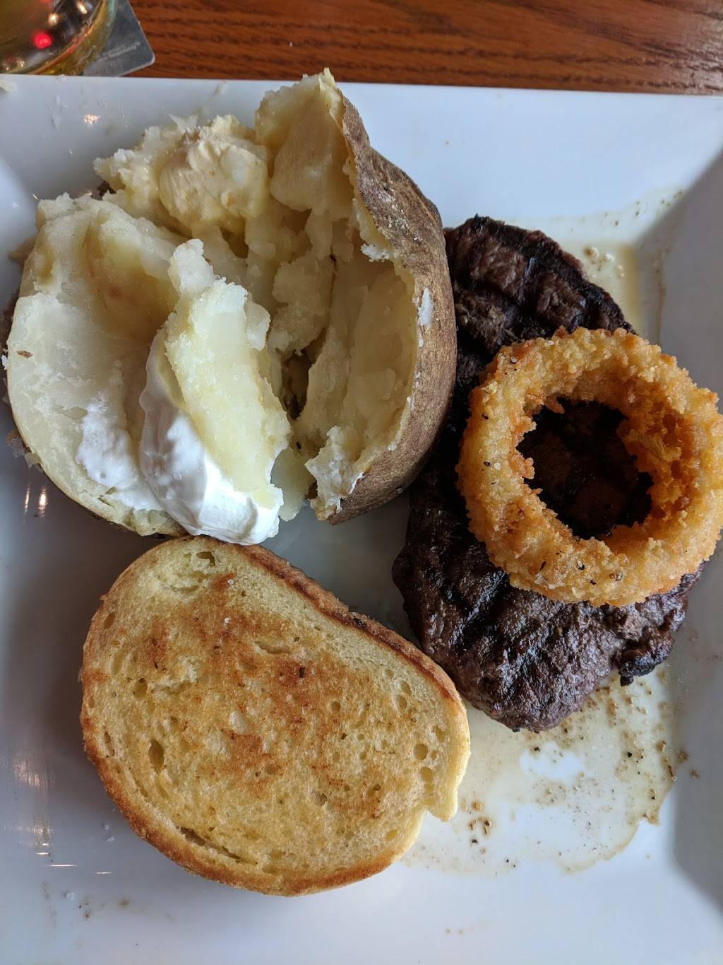 Quaker Steak & Lube | restaurant | 8025 Action Blvd, Florence, KY 41042, USA | 8592829464 OR +1 859-282-9464