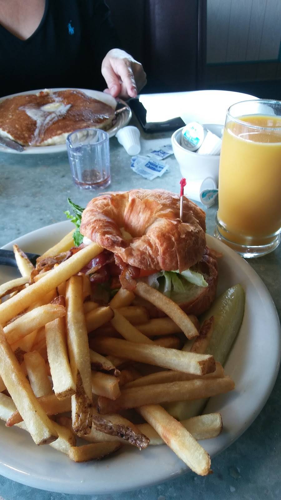 Country Waffles | restaurant | 2323 Midway Dr, San Diego, CA 92110, USA | 6192232225 OR +1 619-223-2225