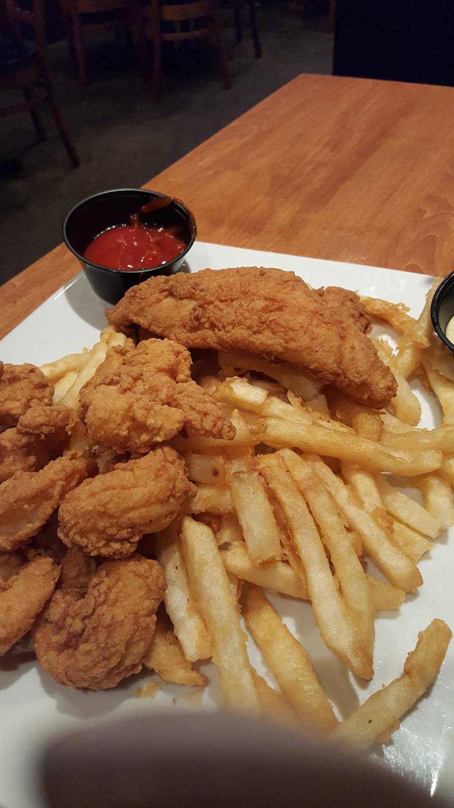 Luckys Sports Theatre & Grill | restaurant | 7027 Manchester Blvd B, Alexandria, VA 22310, USA | 7039220404 OR +1 703-922-0404