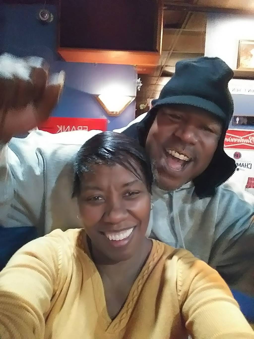 Wolfs Den | restaurant | 8214 Cedar Ave, Cleveland, OH 44103, USA | 2163916414 OR +1 216-391-6414