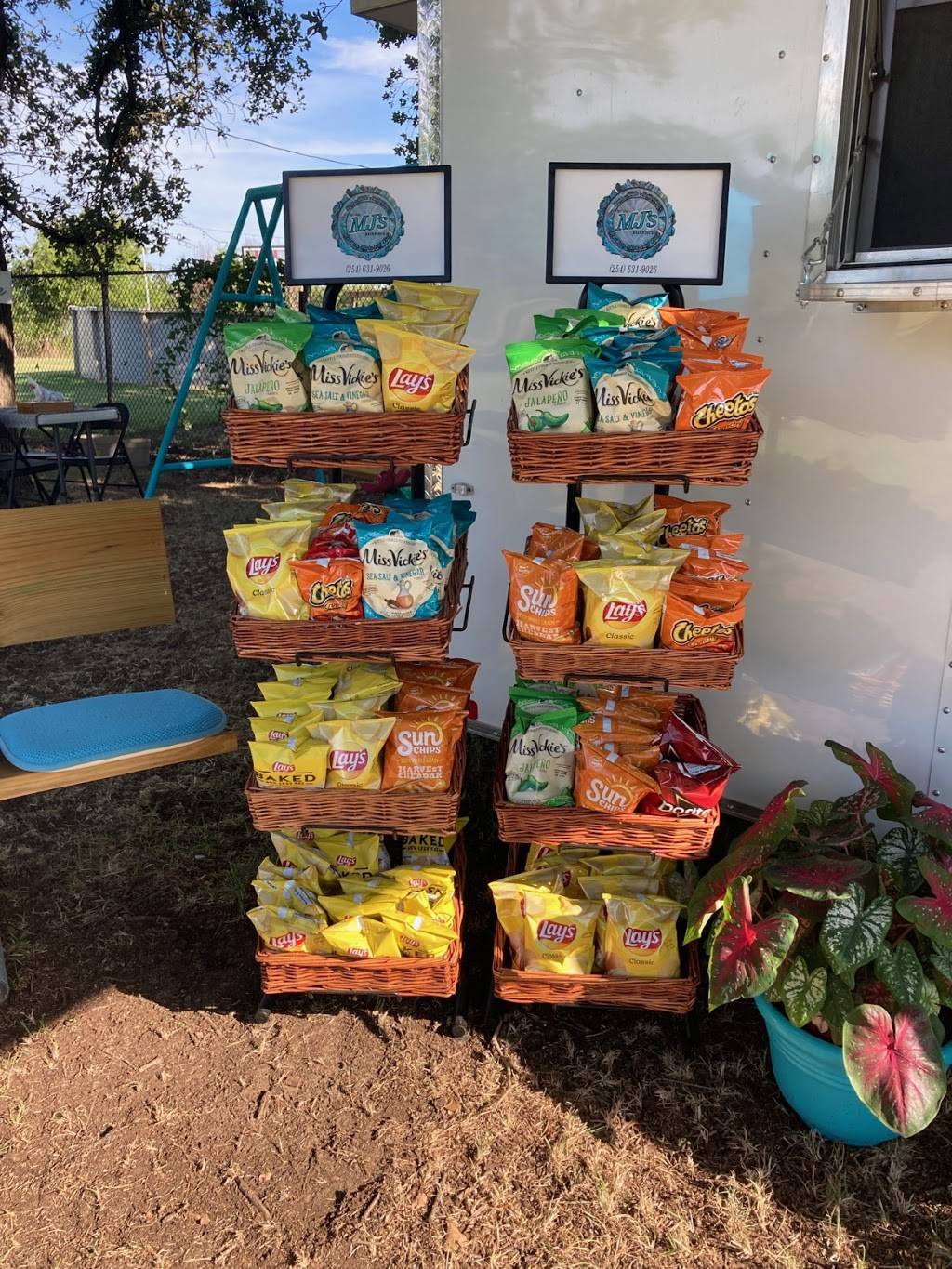 MJs Back Porch | restaurant | 402 N College Ave, Eastland, TX 76448, USA | 2546319026 OR +1 254-631-9026