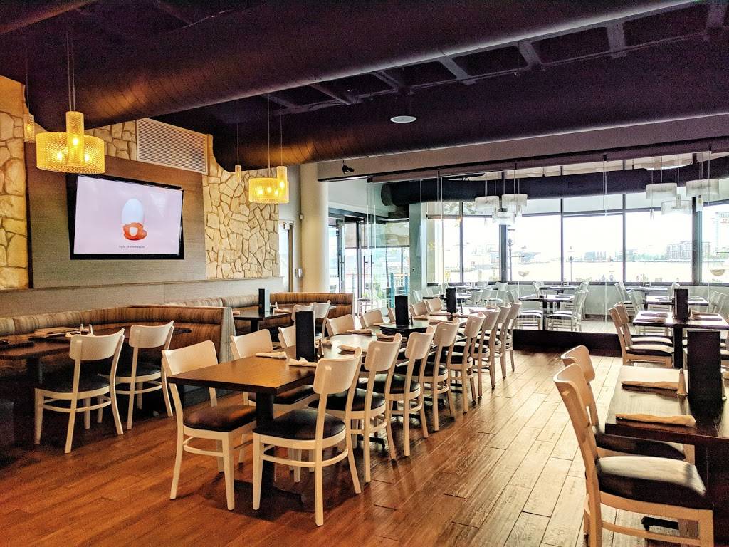 Stripers Waterside | restaurant | 333 Waterside Dr, Norfolk, VA 23510, USA | 7578374100 OR +1 757-837-4100