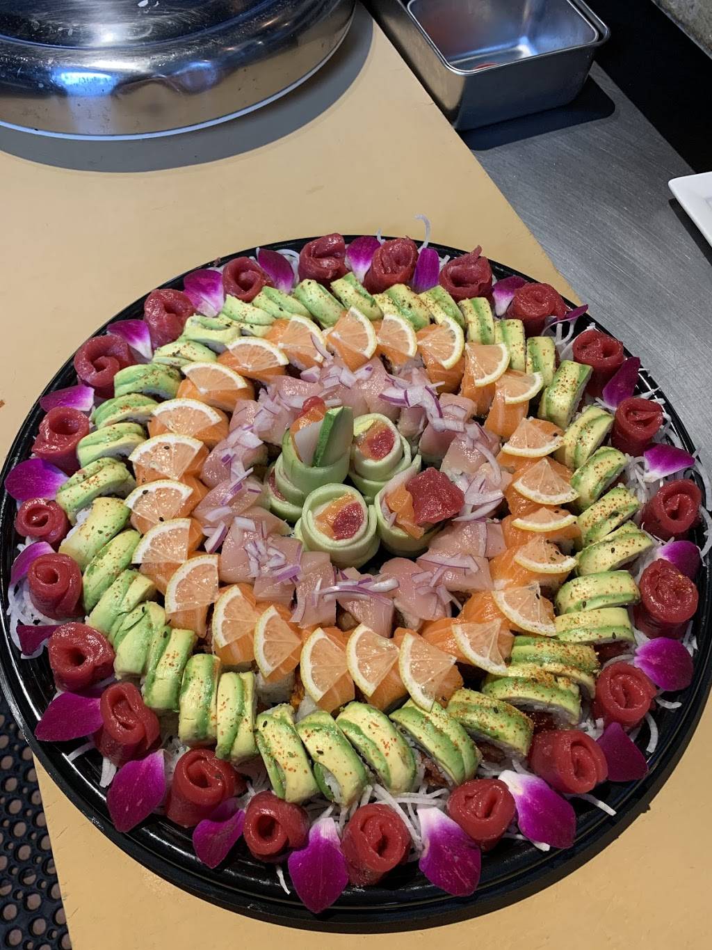 Crave Sushi | restaurant | 14502 Ventura Blvd, Sherman Oaks, CA 91403, USA | 8189901188 OR +1 818-990-1188