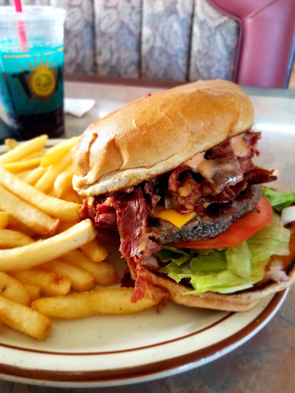 Toms Burgers 18 | restaurant | 1190 Philadelphia St, Pomona, CA 91766, USA | 9096270878 OR +1 909-627-0878