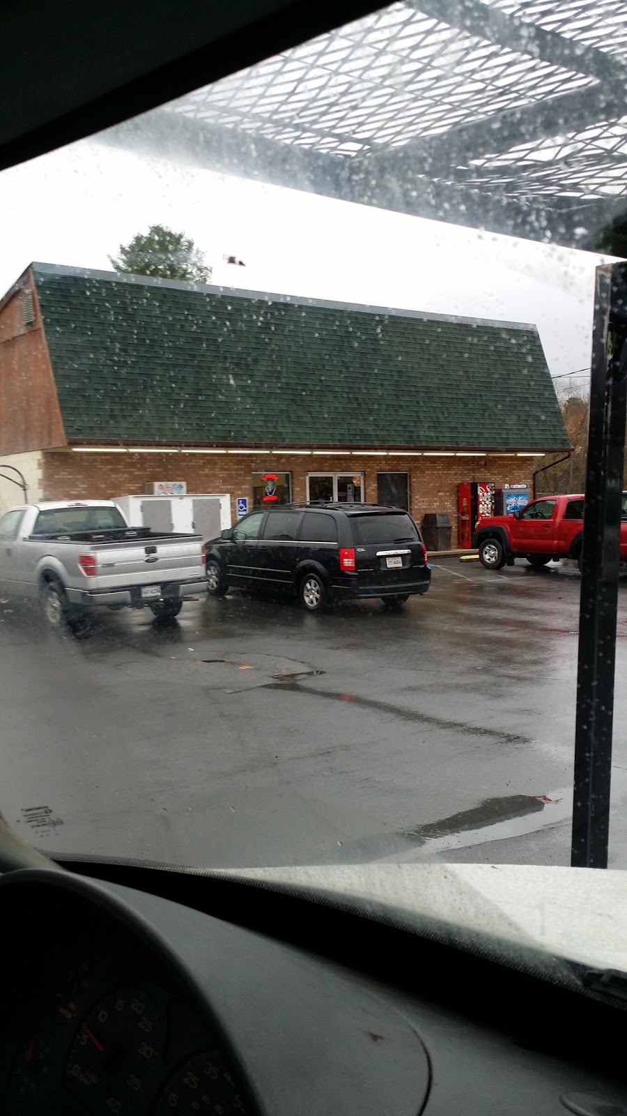 Whiteys One Stop | restaurant | 2710 S Carpenter Dr, Covington, VA 24426, USA | 5409621261 OR +1 540-962-1261