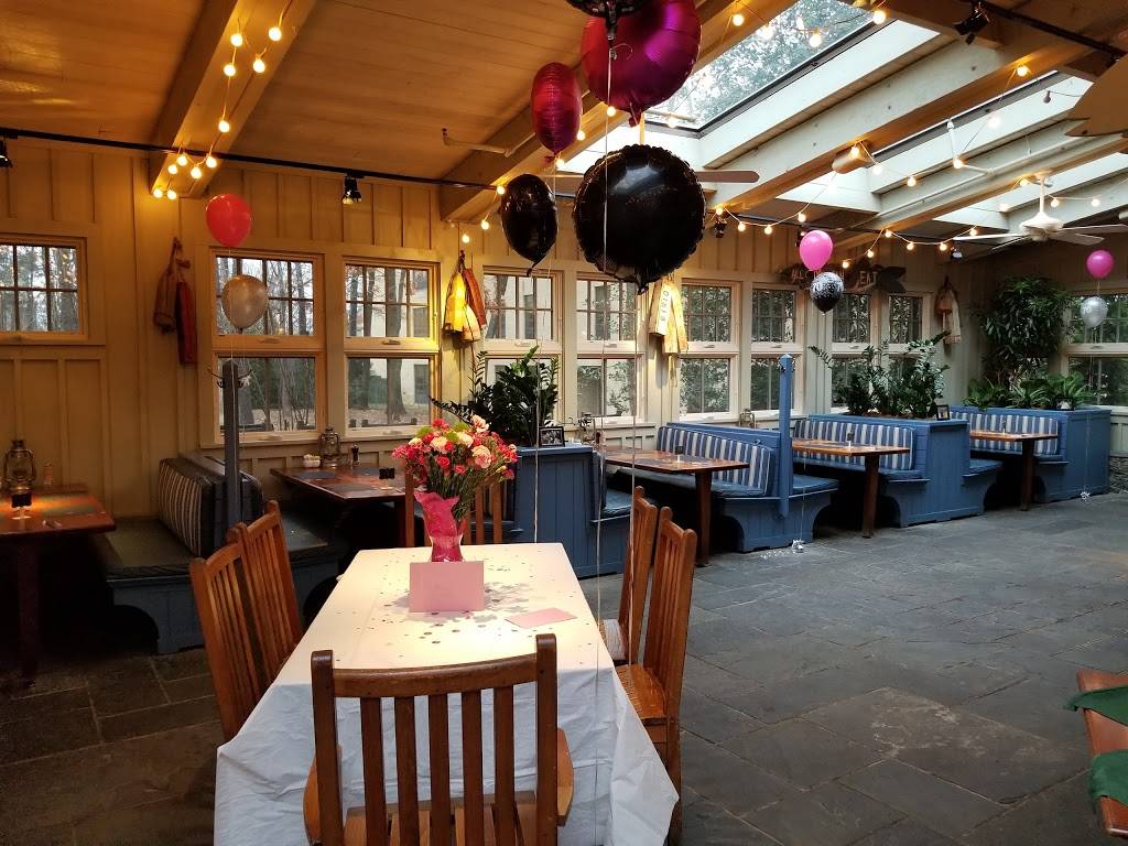 Clydes at Mark Center | restaurant | 1700 N Beauregard St, Alexandria, VA 22311, USA | 7038208300 OR +1 703-820-8300