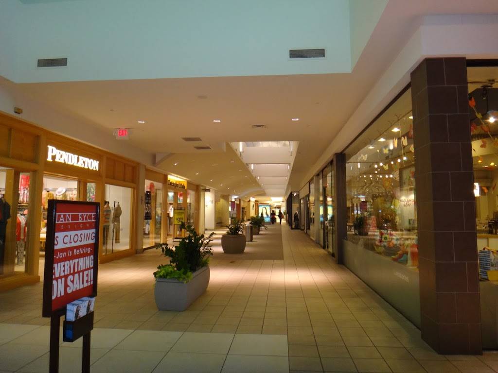 Hilldale Shopping Center | shopping mall | 726 N Midvale Blvd, Madison, WI 53705, USA | 6082386353 OR +1 608-238-6353
