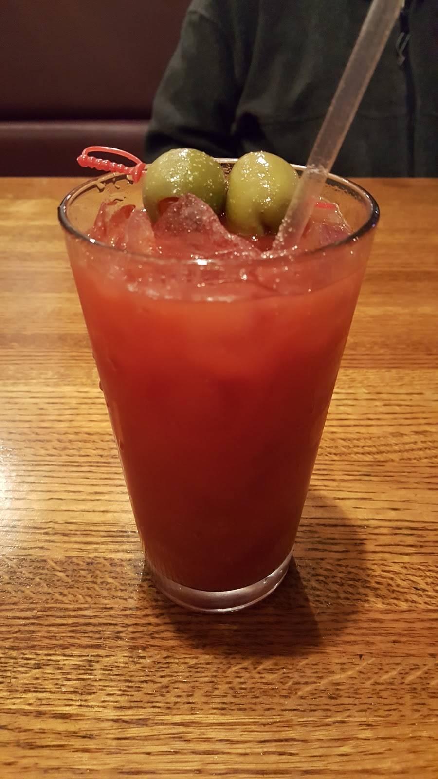 Treeces Restaurant & Lounge | restaurant | 26 W Main St, Rossville, IN 46065, USA | 7653793550 OR +1 765-379-3550