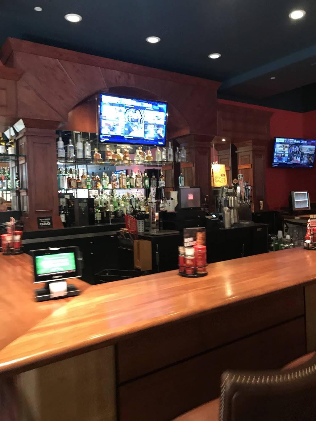 Red Robin Gourmet Burgers and Brews | restaurant | 1555 Simi Town Center Way, Simi Valley, CA 93065, USA | 8055839111 OR +1 805-583-9111