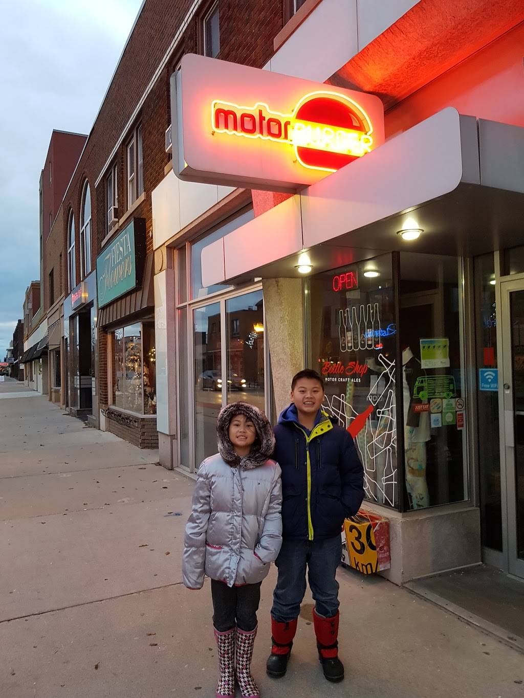 Motor Burger | restaurant | 888 Erie St E, Windsor, ON N9A 3Y6, Canada | 5192528004 OR +1 519-252-8004