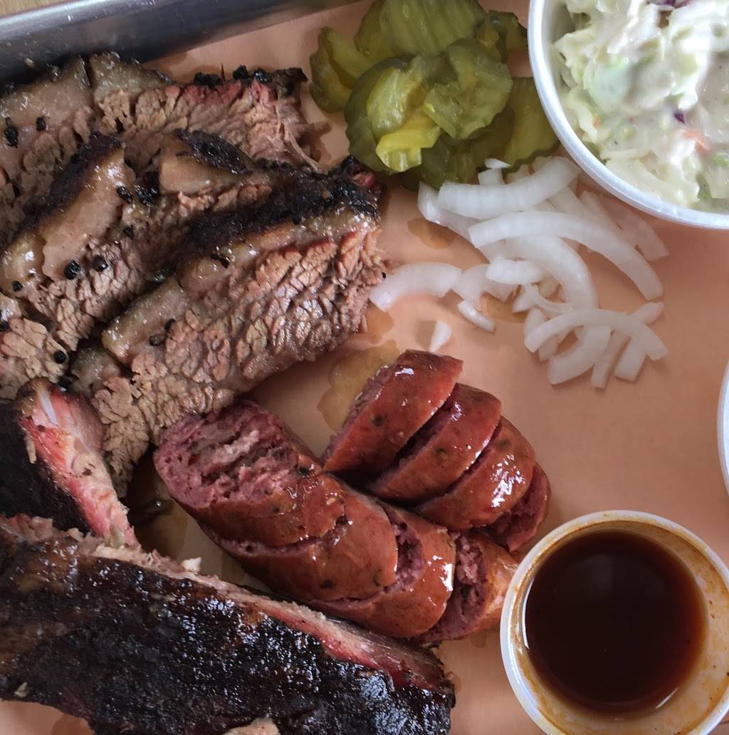 Two Sawers BBQ | restaurant | 656 10th St, Floresville, TX 78114, USA | 2107874686 OR +1 210-787-4686