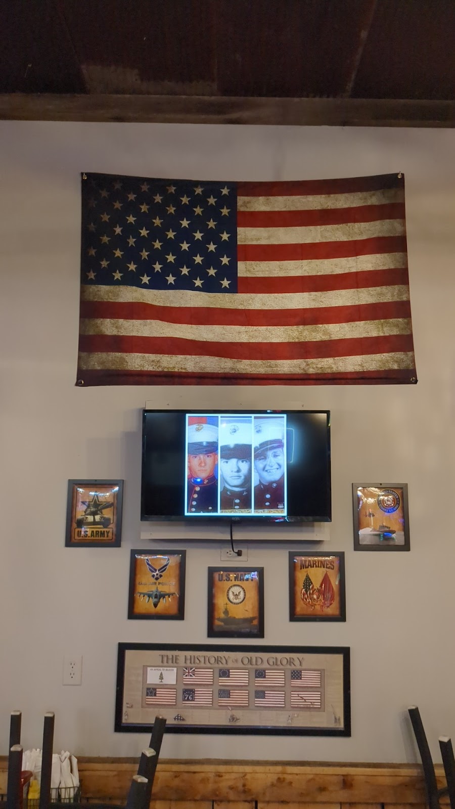 Montreal Pour House | restaurant | 6409 MO-7, Montreal, MO 65591, USA | 5735259411 OR +1 573-525-9411