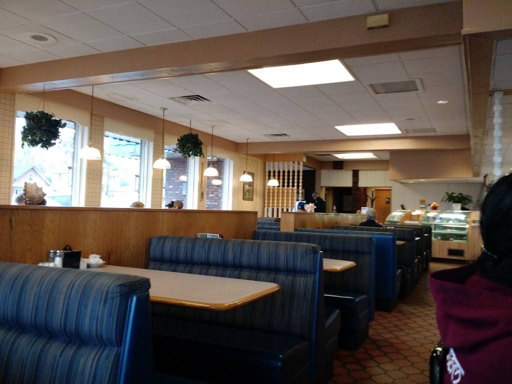 Breakwater Restaurant | restaurant | 1111 E Cloverland Dr, Ironwood, MI 49938, USA | 9069328400 OR +1 906-932-8400