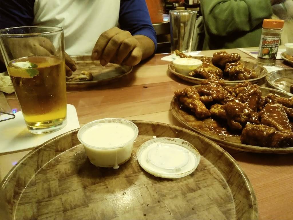 Hooters | restaurant | 17060 Torrence Ave, Lansing, IL 60438, USA | 7088890446 OR +1 708-889-0446