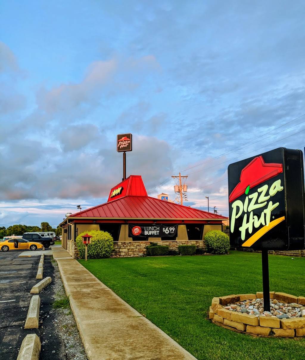 Pizza Hut | meal takeaway | 2415 S Country Club Rd, El Reno, OK 73036, USA | 4052621645 OR +1 405-262-1645