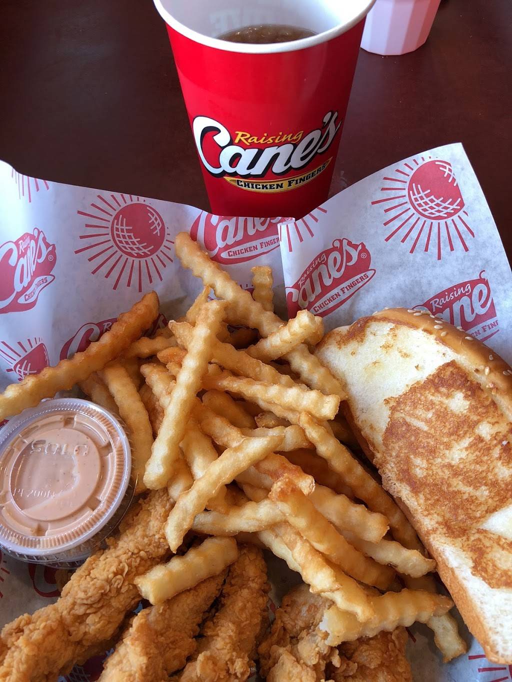 Raising Canes Chicken Fingers | meal takeaway | 1250 Bardstown Rd #5, Louisville, KY 40204, USA | 5028221188 OR +1 502-822-1188