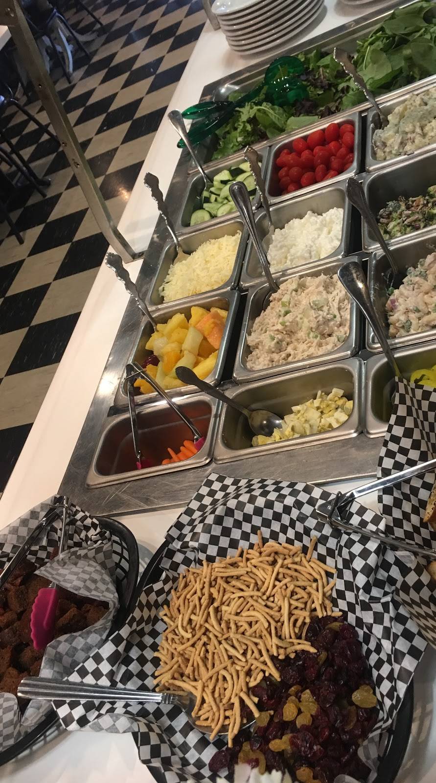 Caddys Cuisine and Catering | restaurant | 221 E Center St, Kingsport, TN 37660, USA | 4237327000 OR +1 423-732-7000