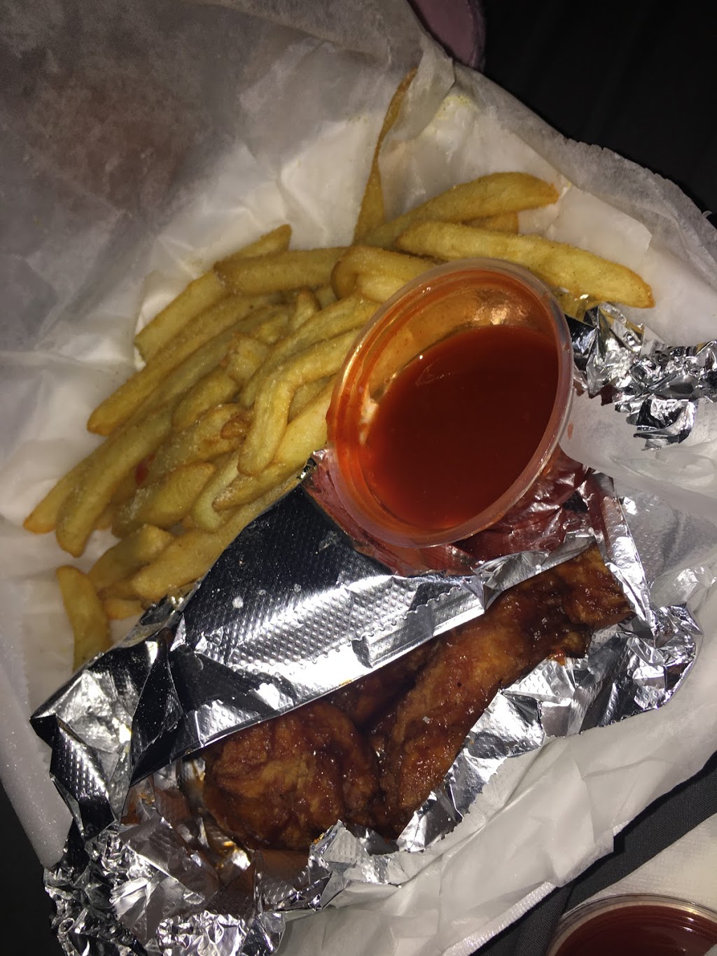 Big Sharks fish and chicken | restaurant | 3434 W North Ave, Milwaukee, WI 53208, USA | 4148817777 OR +1 414-881-7777