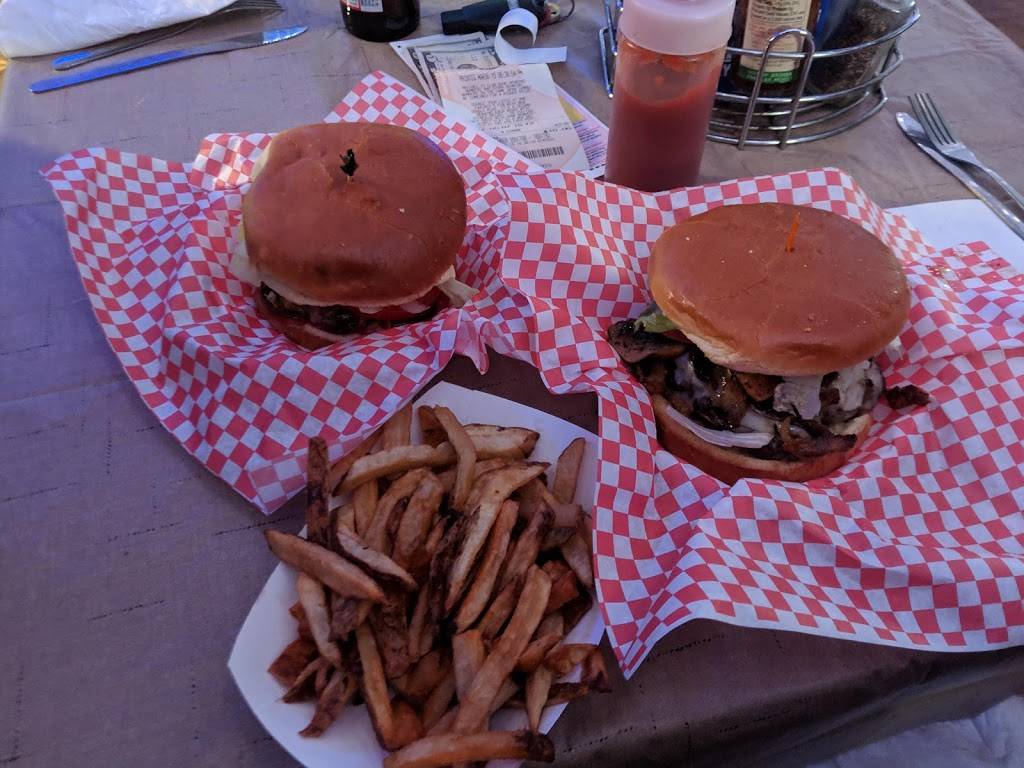 Curve Inn | restaurant | 10336 Blue Star Hwy, South Haven, MI 49090, USA | 2696375070 OR +1 269-637-5070