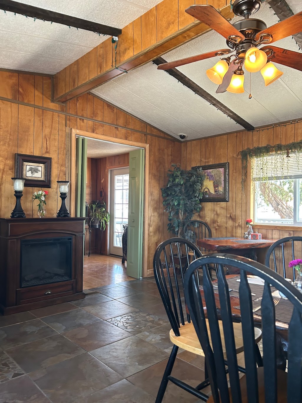 Nuckleweed Place | restaurant | 526 Laborcita Canyon Rd, La Luz, NM 88337, USA | 5754340000 OR +1 575-434-0000