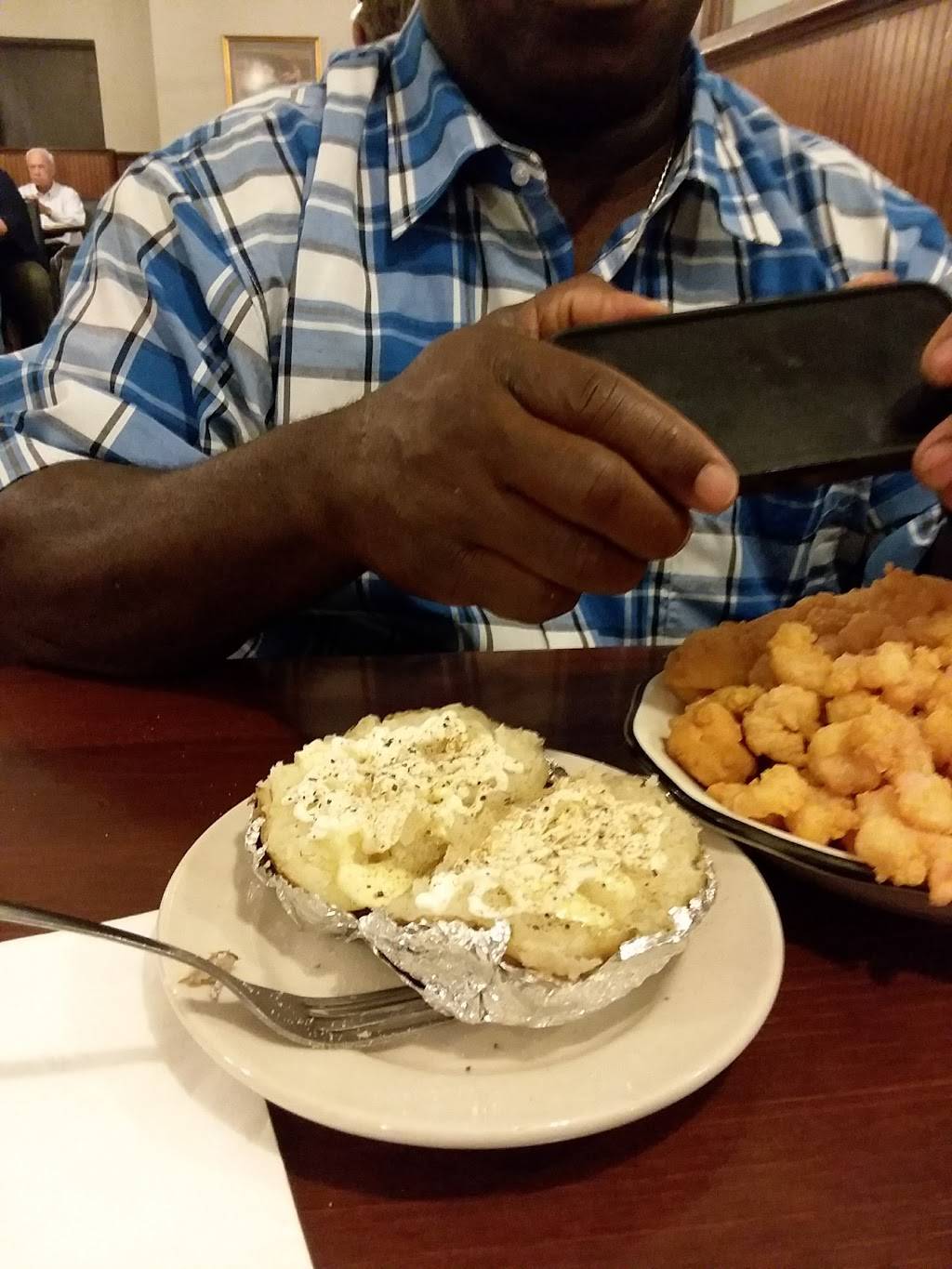 Fishermans Galley | restaurant | 130 E Meadow Rd, Eden, NC 27288, USA | 3366232220 OR +1 336-623-2220