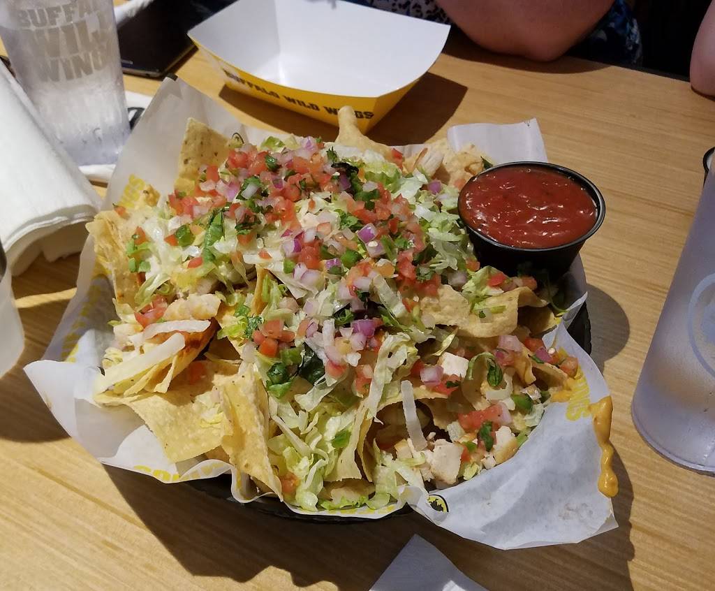 Buffalo Wild Wings | restaurant | 1071 Smaltz Way, Auburn, IN 46706, USA | 2609252003 OR +1 260-925-2003