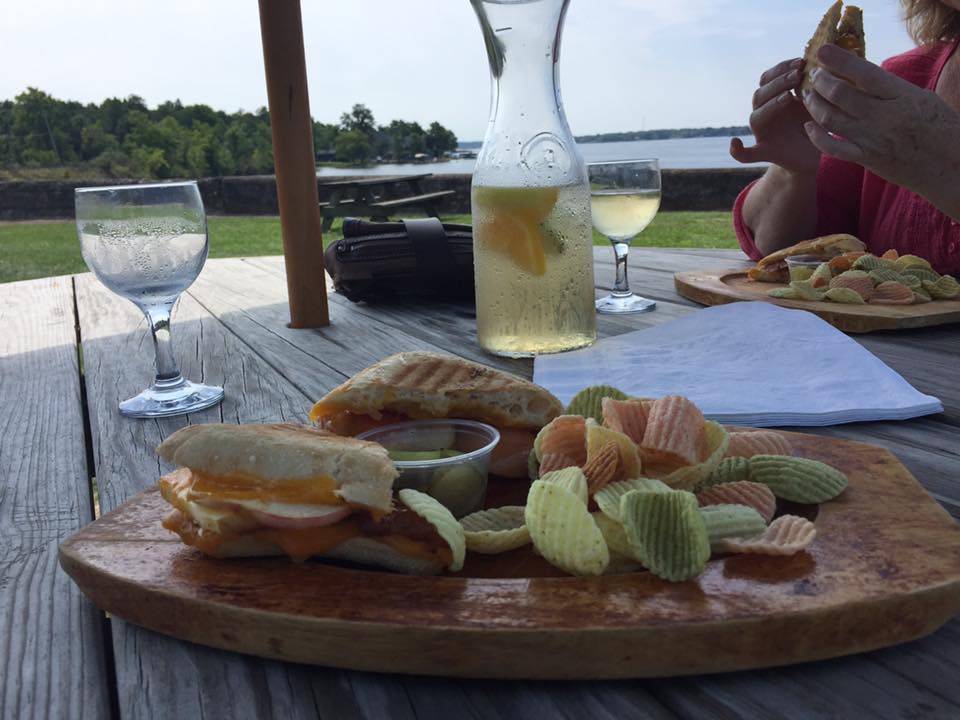 Hallidays Winery | restaurant | 2400 NE River Rd, Lake Milton, OH 44429, USA | 3306549463 OR +1 330-654-9463