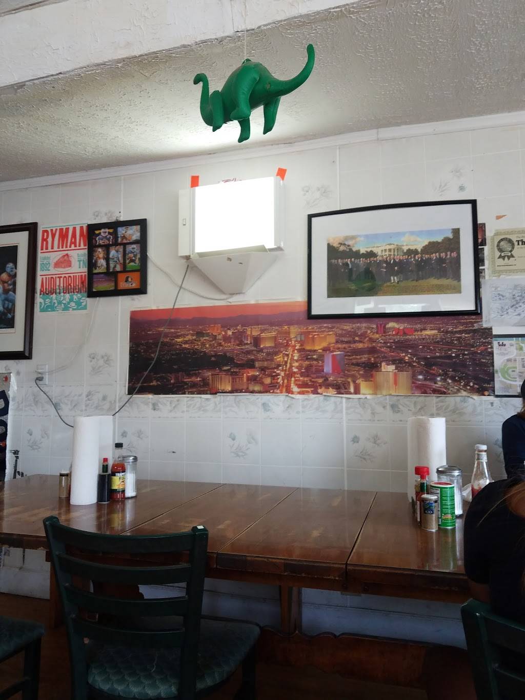 Harveys Pirate Drive-In | restaurant | 111 2nd St, South Pittsburg, TN 37380, USA | 4238377763 OR +1 423-837-7763