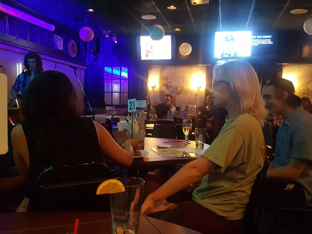 Shanahans Food & Spirits | night club | 1999 75th St, Woodridge, IL 60517, USA | 6309855945 OR +1 630-985-5945