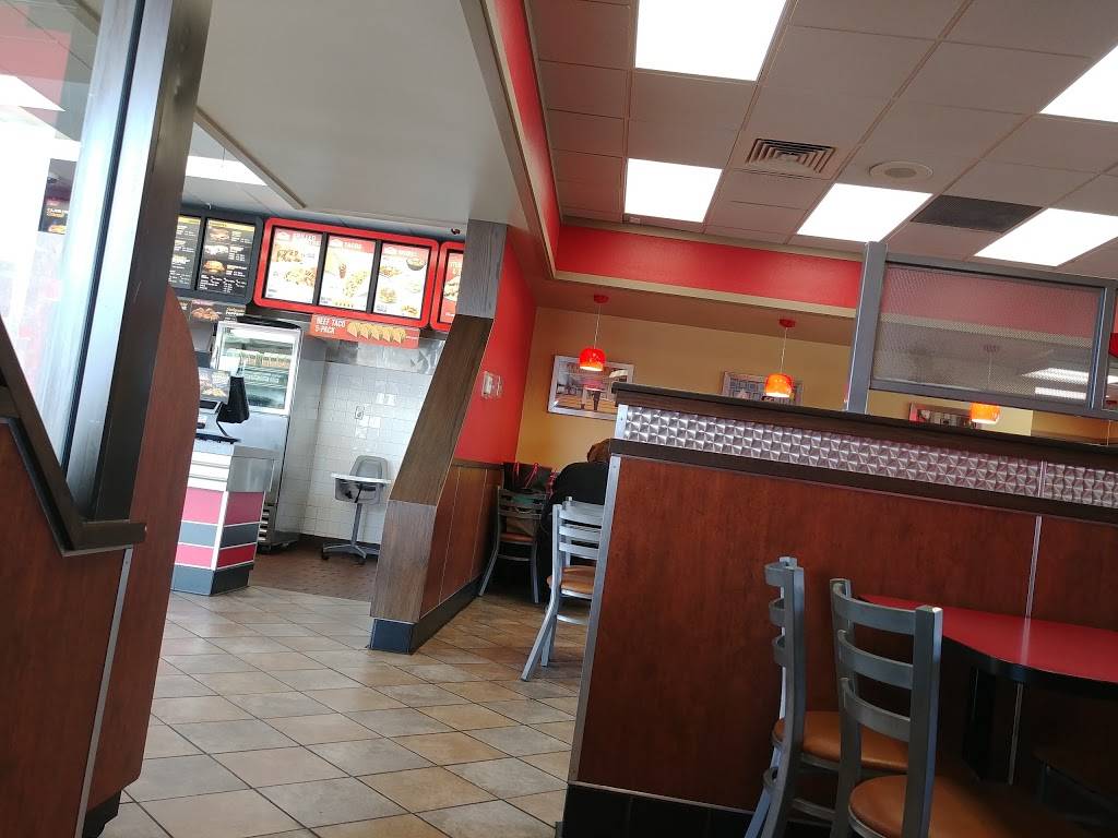 Hardees | restaurant | 12620 IL-143, Highland, IL 62249, USA | 6186544112 OR +1 618-654-4112