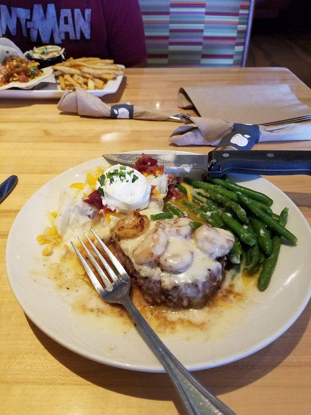 Applebees Grill + Bar | restaurant | 892 W Henderson Ave, Porterville, CA 93257, USA | 5597882031 OR +1 559-788-2031