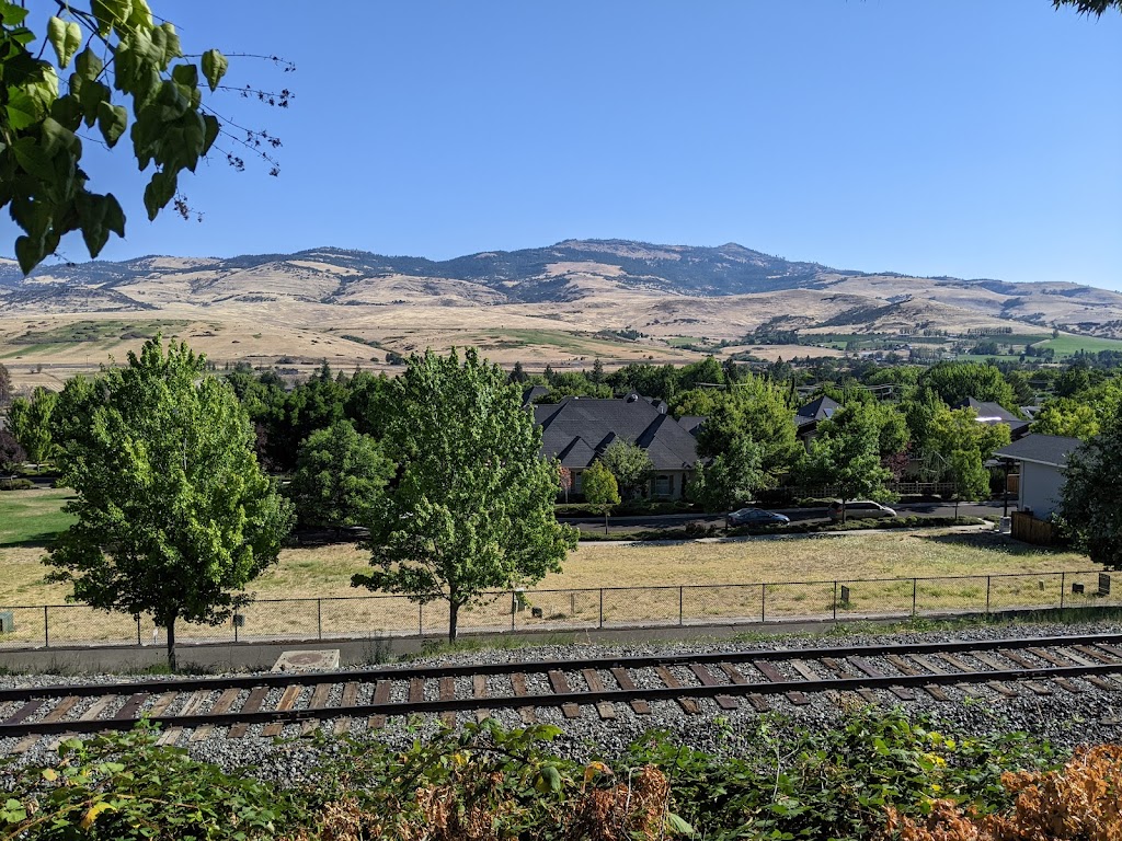 The Breadboard Restaurant | restaurant | 744 N Main St, Ashland, OR 97520, USA | 5414880295 OR +1 541-488-0295